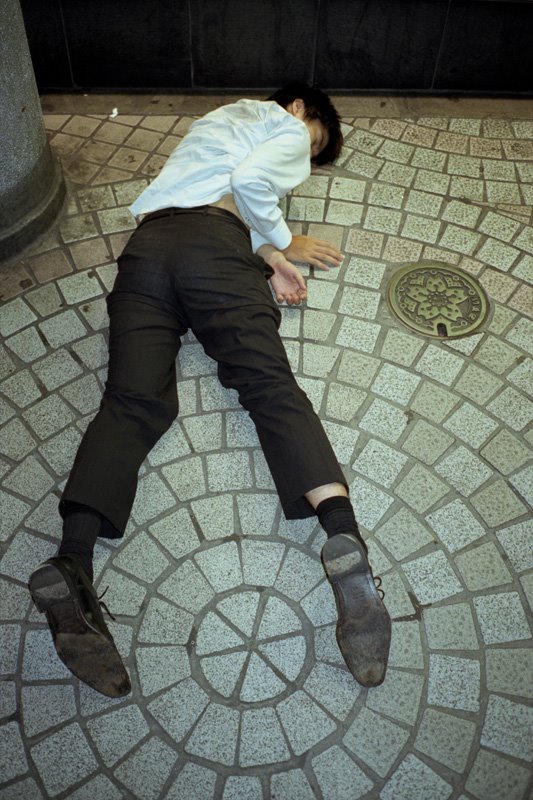 32 Ekspresi gokil pekerja di Jepang saat mabuk berat, jangan ditiru!