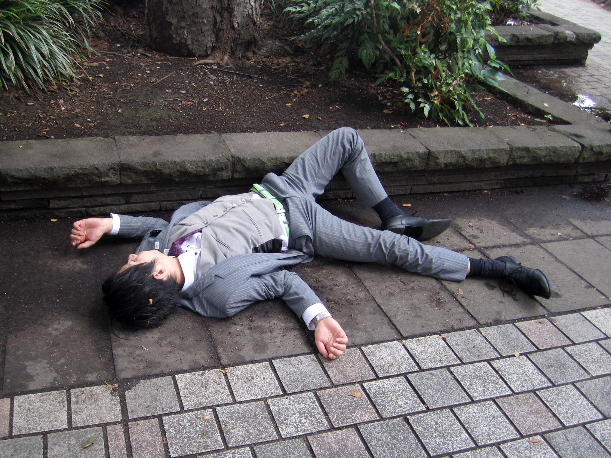 32 Ekspresi gokil pekerja di Jepang saat mabuk berat, jangan ditiru!