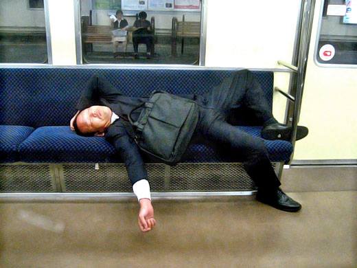 32 Ekspresi gokil pekerja di Jepang saat mabuk berat, jangan ditiru!