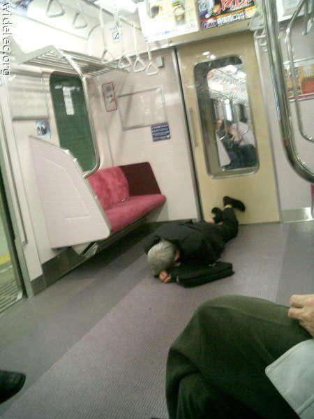 32 Ekspresi gokil pekerja di Jepang saat mabuk berat, jangan ditiru!