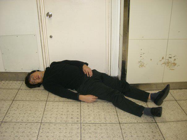 32 Ekspresi gokil pekerja di Jepang saat mabuk berat, jangan ditiru!