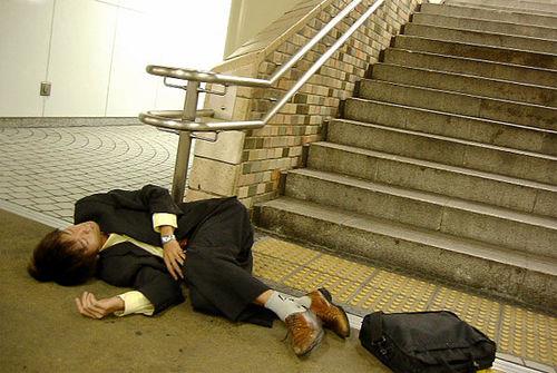 32 Ekspresi gokil pekerja di Jepang saat mabuk berat, jangan ditiru!