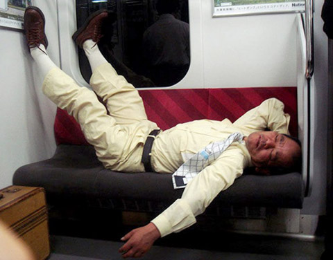 32 Ekspresi gokil pekerja di Jepang saat mabuk berat, jangan ditiru!