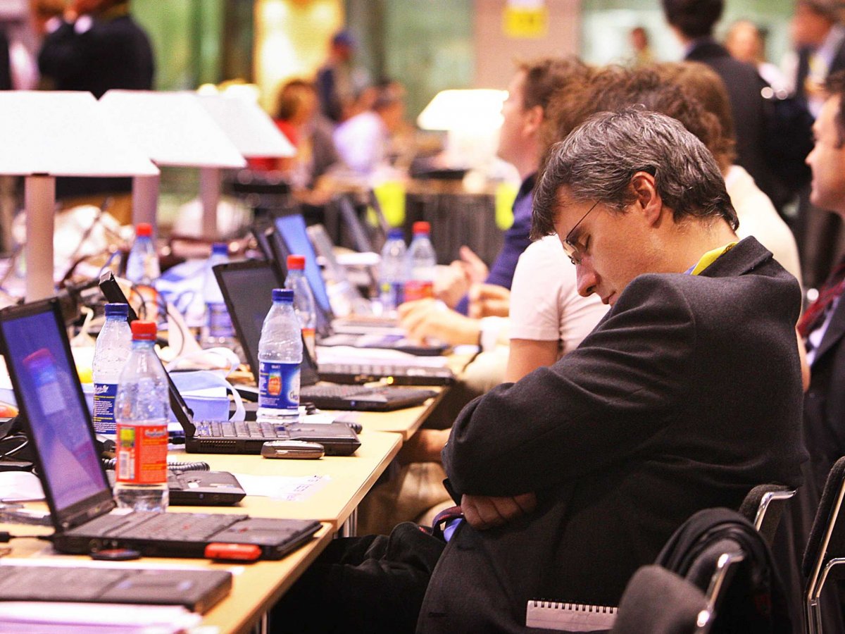 15 Tampang lucu karyawan yang ketiduran di kantor, duh kasihan!