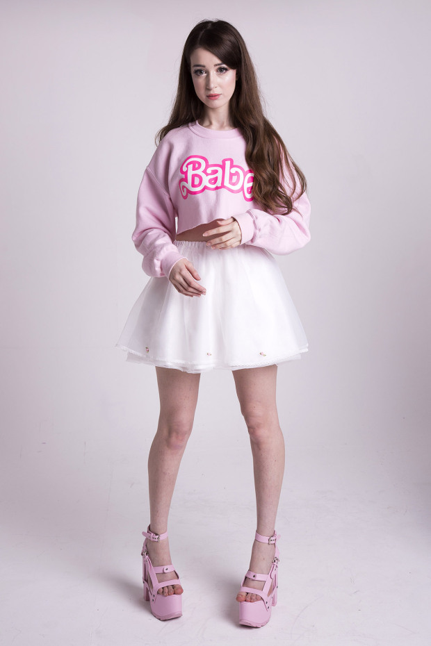 7 Foto alami Hannah Gregory si wanita Barbie, bikin cowok pingsan nih!