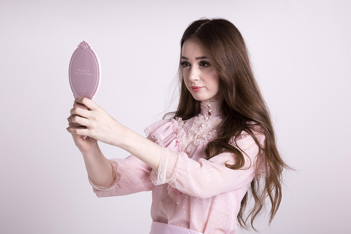 7 Foto alami Hannah Gregory si wanita Barbie, bikin cowok pingsan nih!