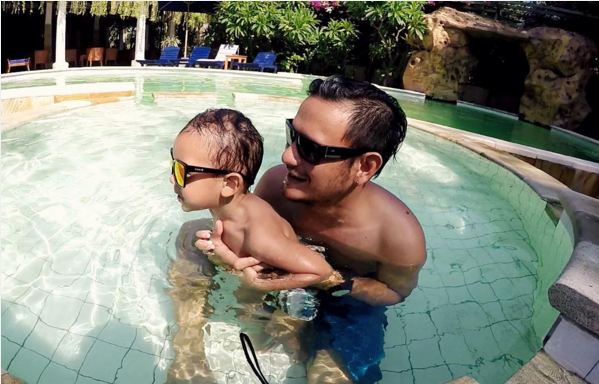 Eno Netral, si drummer ganteng yang menjelma jadi hot papa Eno Netral, si drummer ganteng yang menjelma jadi hot papa