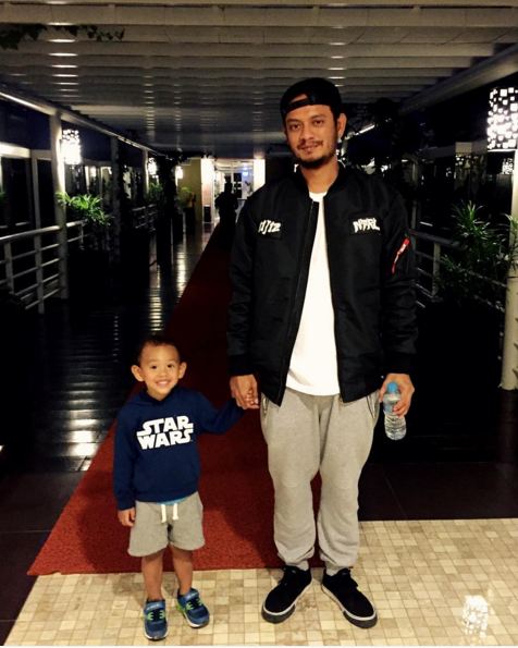 Eno Netral, si drummer ganteng yang menjelma jadi hot papa Eno Netral, si drummer ganteng yang menjelma jadi hot papa