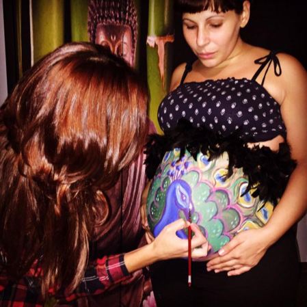 17 Lukisan di perut ibu hamil bikin kamu ingin segera menikah, aww! 