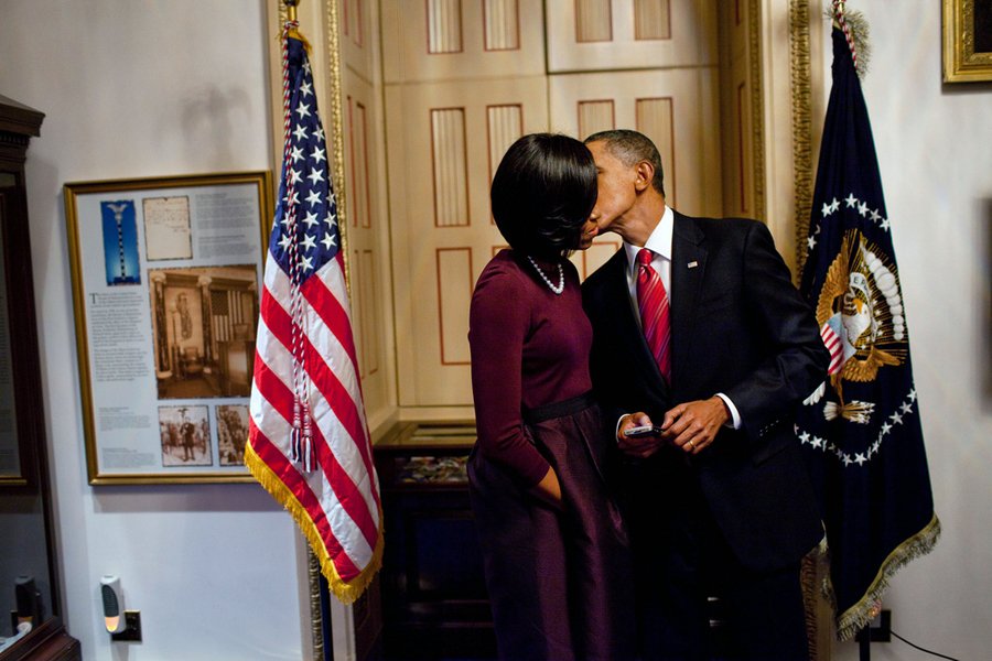 30 Foto romantis Obama dan sang istri yang jarang orang tahu 30 Foto romantis Obama dan sang istri yang jarang orang tahu