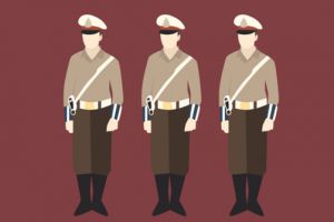 Polisi ini arogan, pukul helm yang dikenakan ibu-ibu saat razia!