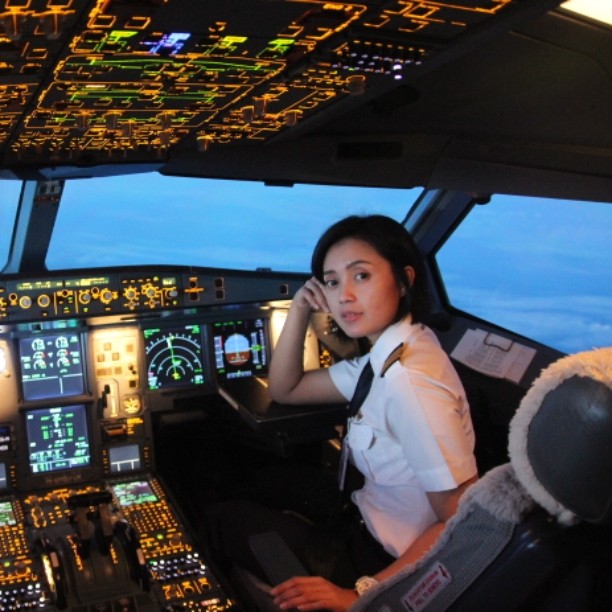 10 Deretan pilot cantik Indonesia yang siap menerbangkan hatimu, aw! 10 Deretan pilot cantik Indonesia yang siap menerbangkan hatimu, aw!
