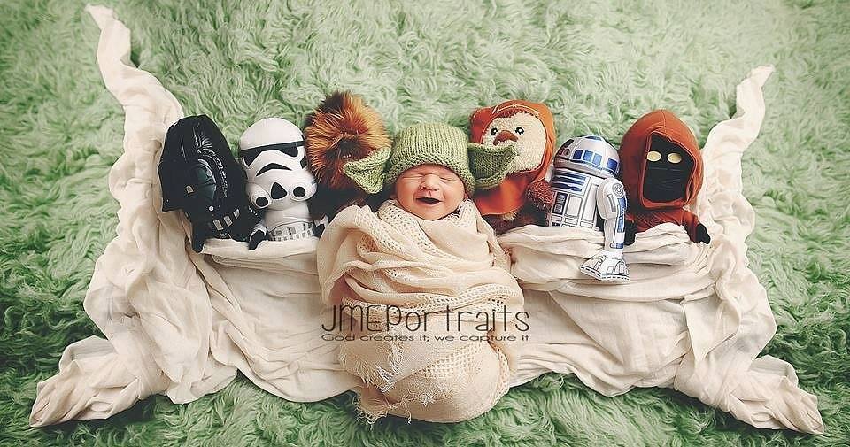 Lucunya 21 foto bayi bareng superhero idola, bikin gemas! 