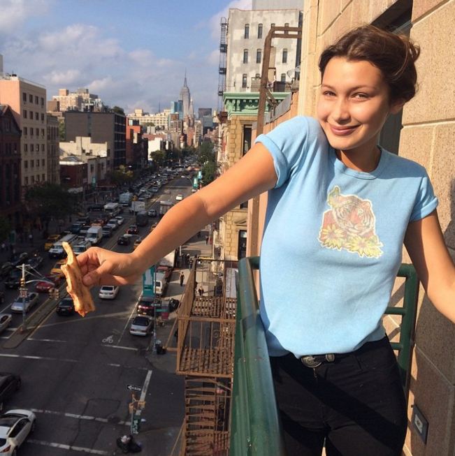 11 Foto Bella Hadid, adiknya Gigi Hadid, cantiknya bagaikan bidadari!