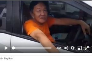 Pengendara ini melawan arah tapi dibela petugas mengaku polisi, duh!