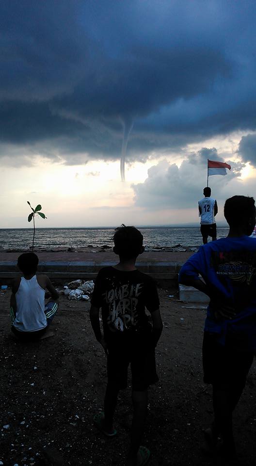 VIDEO: Ngerinya puting beliung di Selat Bali VIDEO: Ngerinya puting beliung di Selat Bali