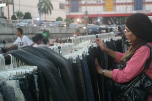 Di sini baju bermerek dan kualitas mal hanya dihargai Rp 5.000