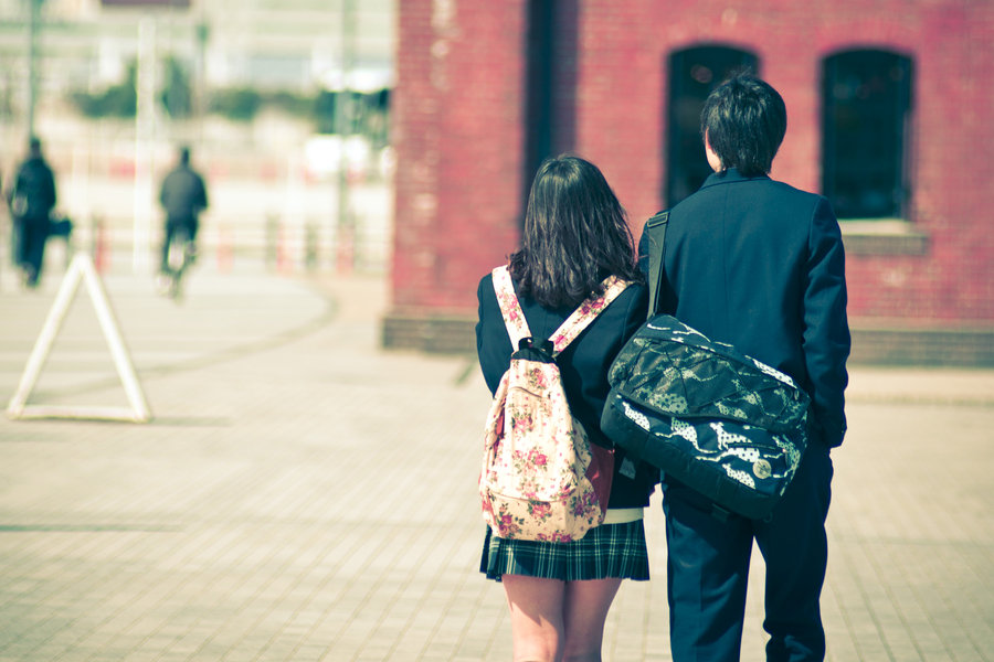 9 Alasan kenapa kamu harus berani menikahi teman satu SMA, ihik!
