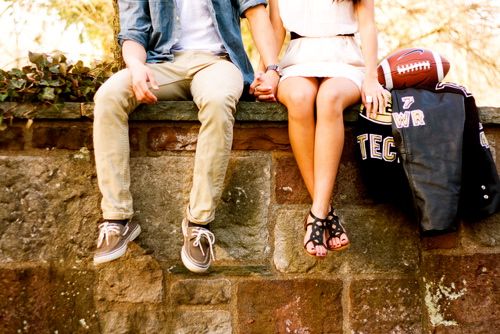 9 Alasan kenapa kamu harus berani menikahi teman satu SMA, ihik!