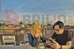 9 Alasan kenapa kamu harus berani menikahi teman satu SMA, ihik!