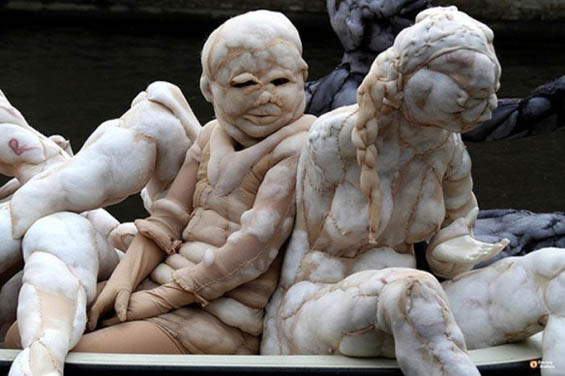 11 Patung manusia unik ini ternyata dibuat dari limbah stocking, wow!