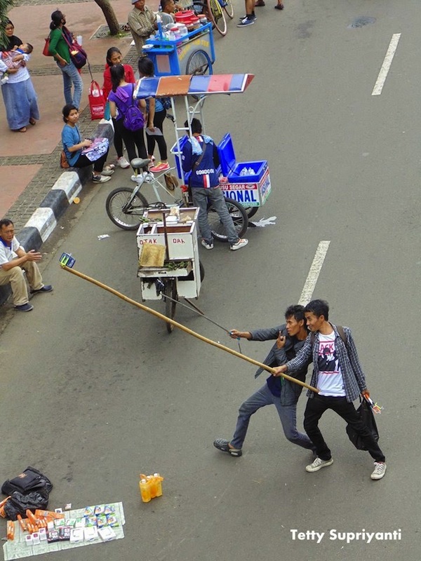 15 Tongsis antimainstream ala orang Indonesia, kreatif!