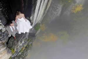 9 Foto prewedding paling ekstrem, menantang maut!