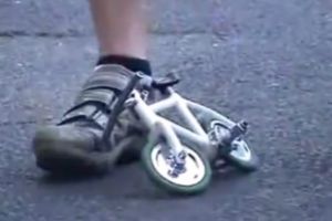 Ajaib! Sepeda terkecil di dunia ini tak remuk digowes orang dewasa