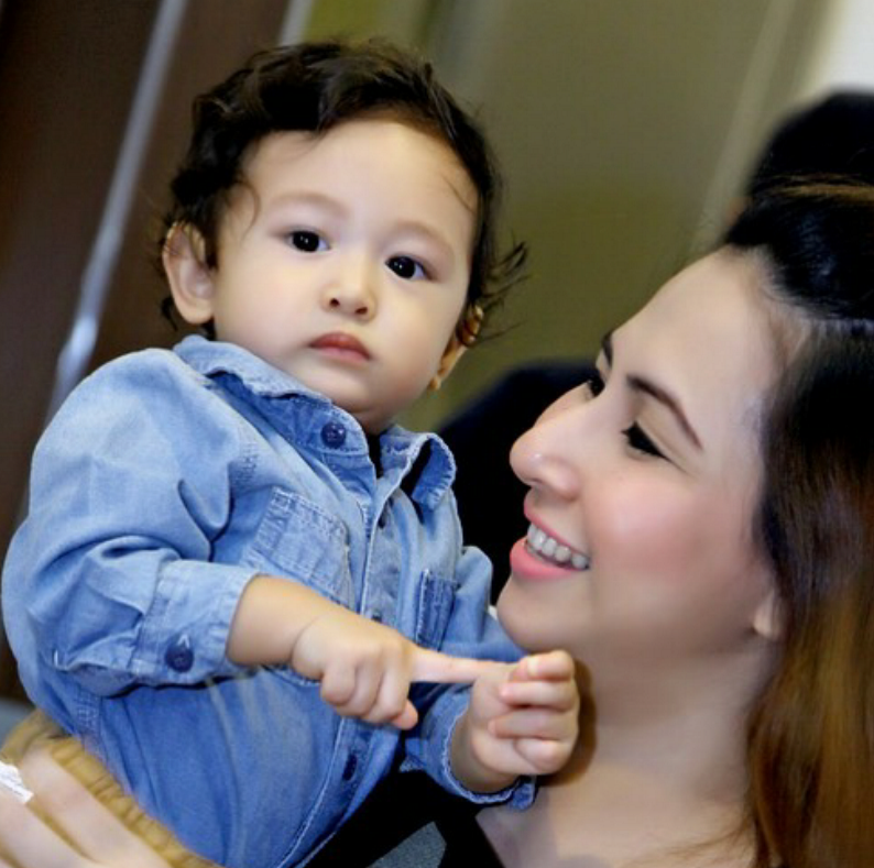 Kenalkan Kabay, putra imut dan ganteng Ferry Maryadi-Deswita Maharani Kenalkan Kabay, putra imut dan ganteng Ferry Maryadi-Deswita Maharani