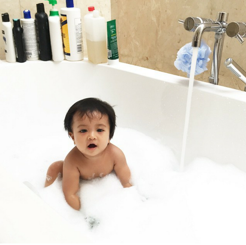 Lucunya Megumi Arrawda Sachi, putri Desta-Natasha Rizki