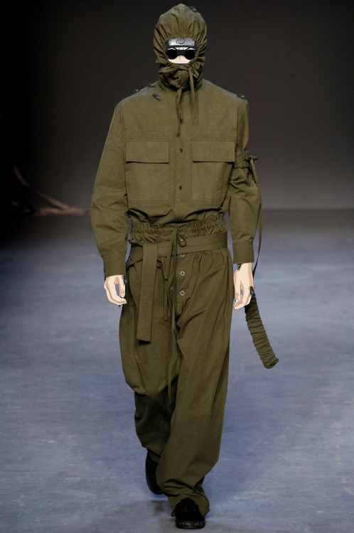 Karakter anime Naruto jadi model? Begini aksi mereka saat di catwalk