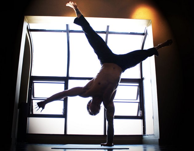 10 Pose yoga paling sulit di dunia, kamu bisa melakukannya?