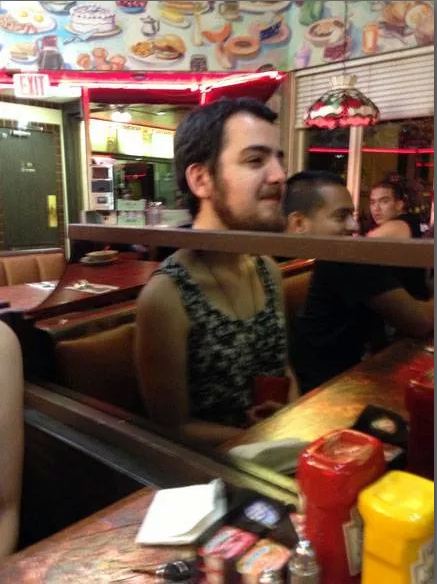 15 Foto yang akhirnya menggelikan gara-gara kaca, gagal deh gaya!