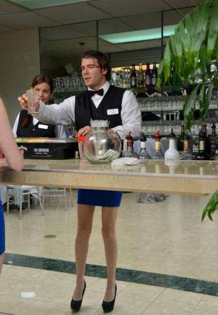 15 Foto yang akhirnya menggelikan gara-gara kaca, gagal deh gaya!