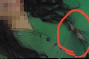 Foto tangan gaib peluk pinggang cewek selfie ini bikin merinding!