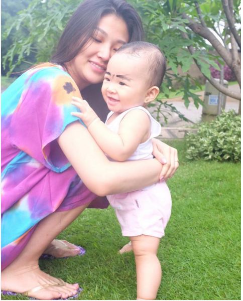 Sttt...Sarwendah lagi pakai daster, tetap cantik bukan main!