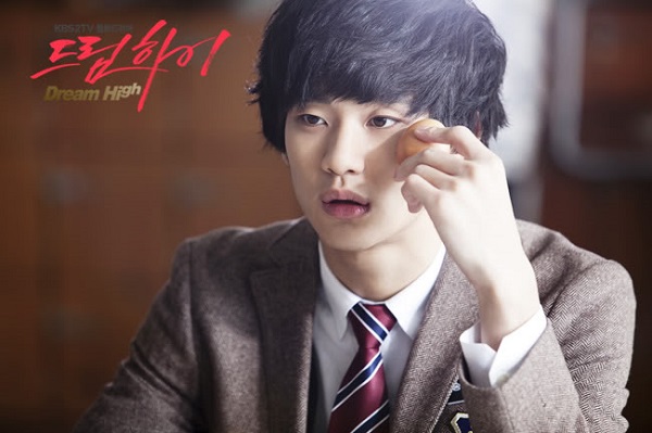 10 Gaya rambut aneh Kim Soo Hyun ini bikin kegantengannya rontok, aw!