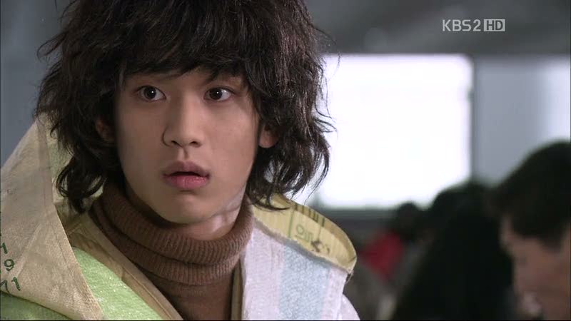 10 Gaya rambut aneh Kim Soo Hyun ini bikin kegantengannya rontok, aw!