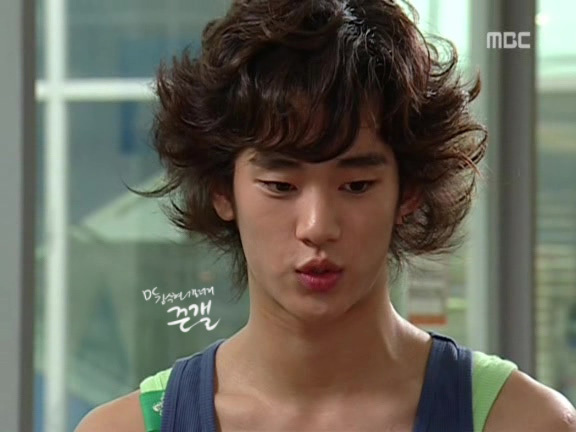 10 Gaya rambut aneh Kim Soo Hyun ini bikin kegantengannya rontok, aw!