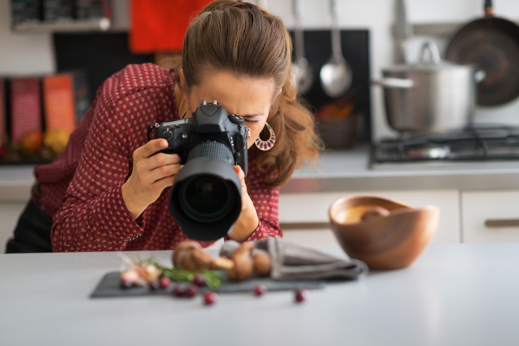 Включи фотограф. Фуд фотограф. Фотосъемка еды. Девушка фотографирует еду. Человек фотографирует еду.