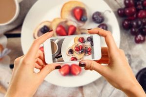 Ini manfaat yang kamu dapat dari memotret makanan sebelum dimakan