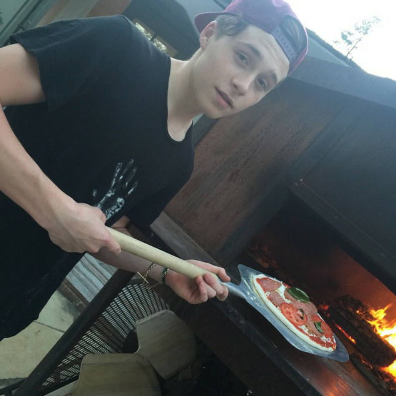 16 Foto si ganteng Brooklyn Beckham ini bikin hatimu klepek-klepek