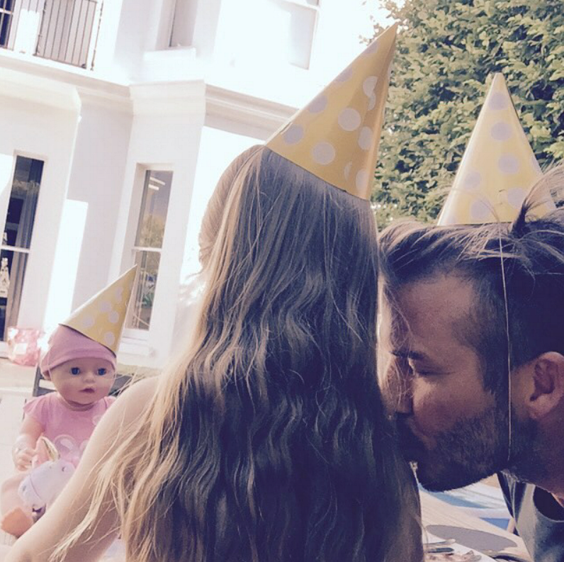 16 Foto ini bukti Beckham sosok ayah yang hangat, bikin haru! 16 Foto ini bukti Beckham sosok ayah yang hangat, bikin haru!