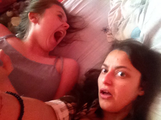 17 Pose photobomb ini bikin kesal tapi juga ngakak