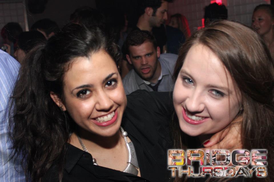 17 Pose photobomb ini bikin kesal tapi juga ngakak