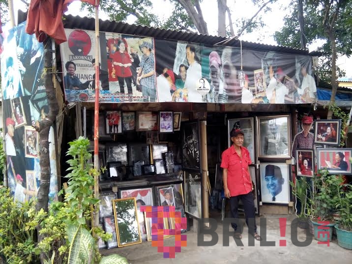 Kisah Doni, 16 tahun jualan foto Bung Karno bisa sekolahkan 6 anaknya Kisah Doni, 16 tahun jualan foto Bung Karno bisa sekolahkan 6 anaknya