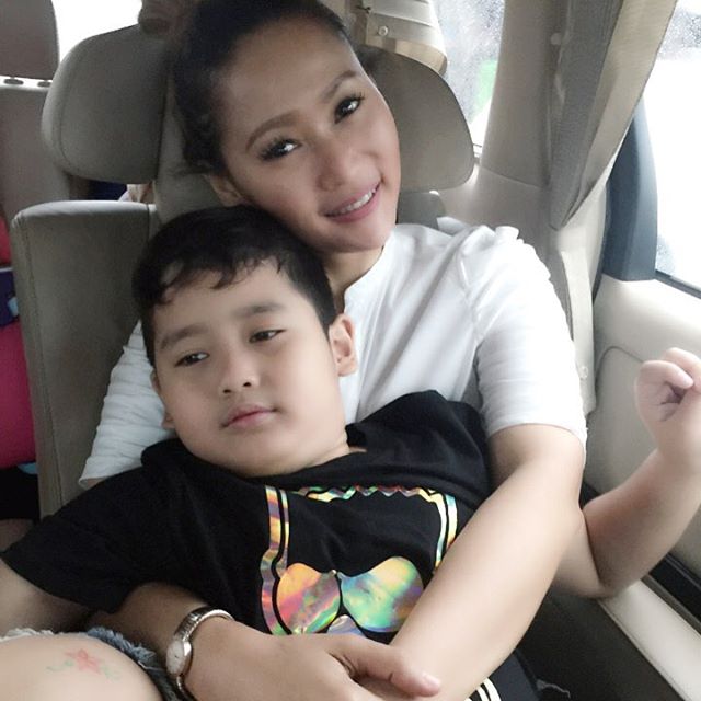 Kenalan yuk dengan Ivan, Anak Inul Daratista yang chubby menggemaskan Kenalan yuk dengan Ivan, Anak Inul Daratista yang chubby menggemaskan