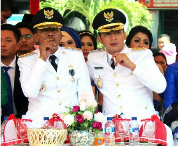 Merokok saat acara resmi dan berseragam dinas, Pasha tuai kritikan Merokok saat acara resmi dan berseragam dinas, Pasha tuai kritikan