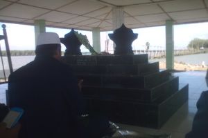Makam ajaib KH Abdullah Mudzakkir, 'terapung' di laut