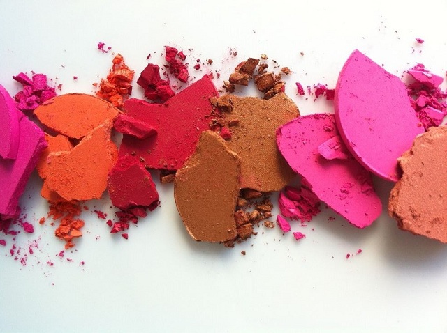 Ladies, 17 trik simpel ini ampuh untuk menghemat pemakaian makeup lho